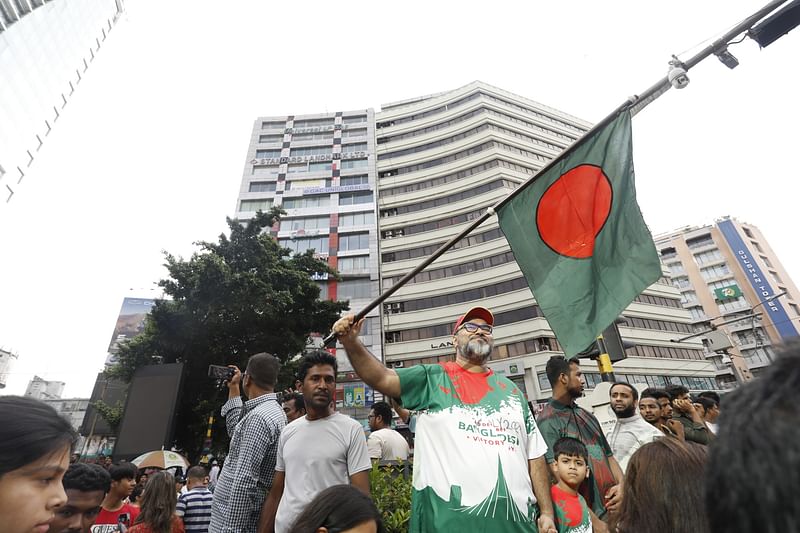 গত সোমবার শেখ হাসিনা দেশত্যাগের খবর ছড়িয়ে পড়ার ঢাকার রাস্তায় মানুষের উল্লাস